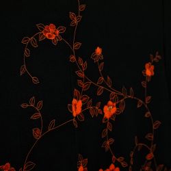 Detalle Haori Momo negro con flores rojas